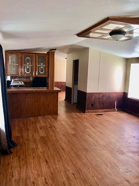 3 bed, 1080 sqft, $900 — Photo 2