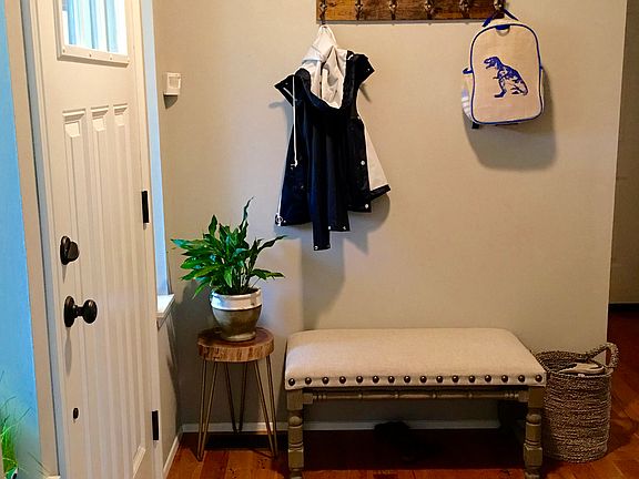 Large entry w/ coat closet