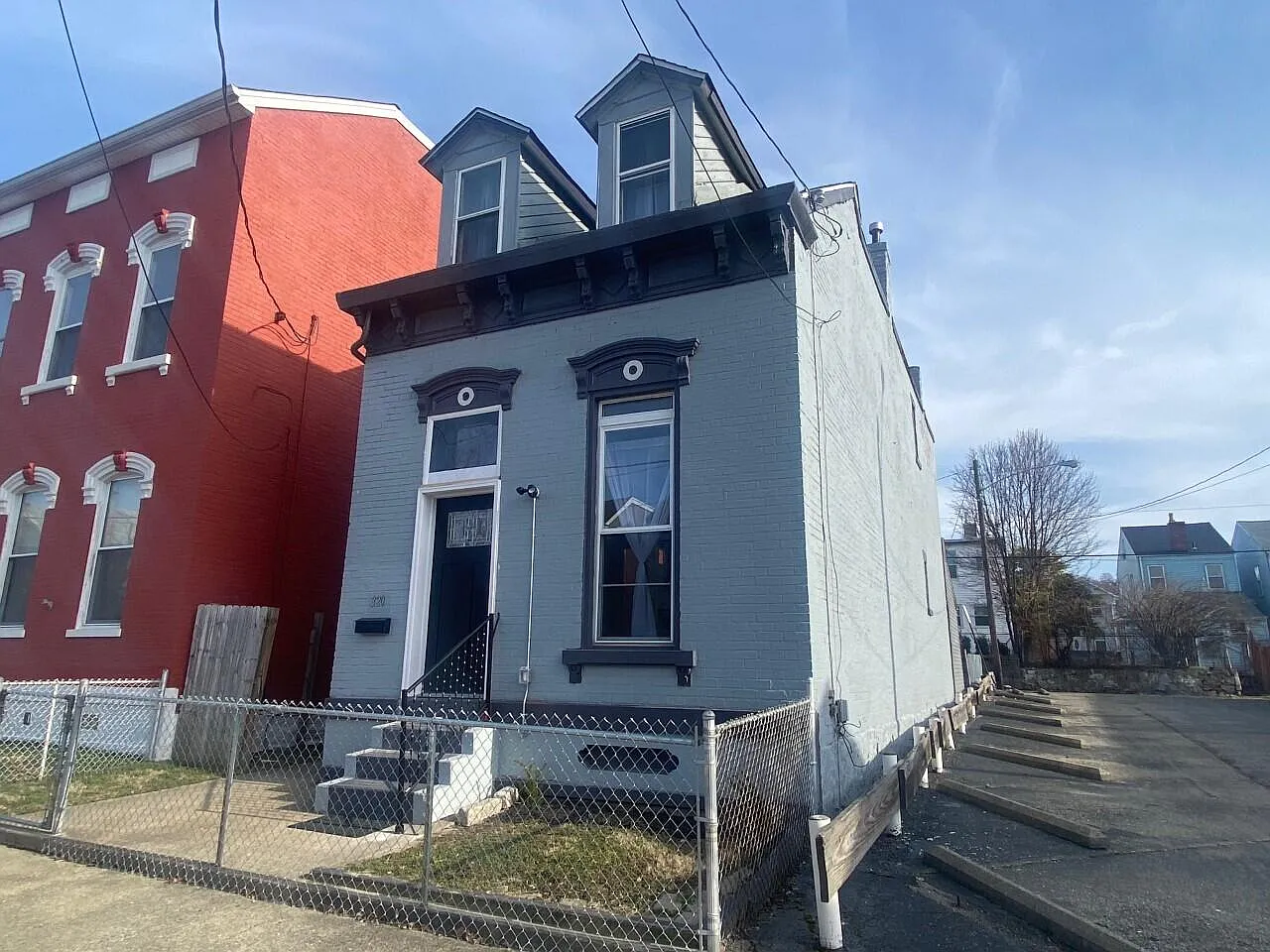 320 W 10th St photo 1