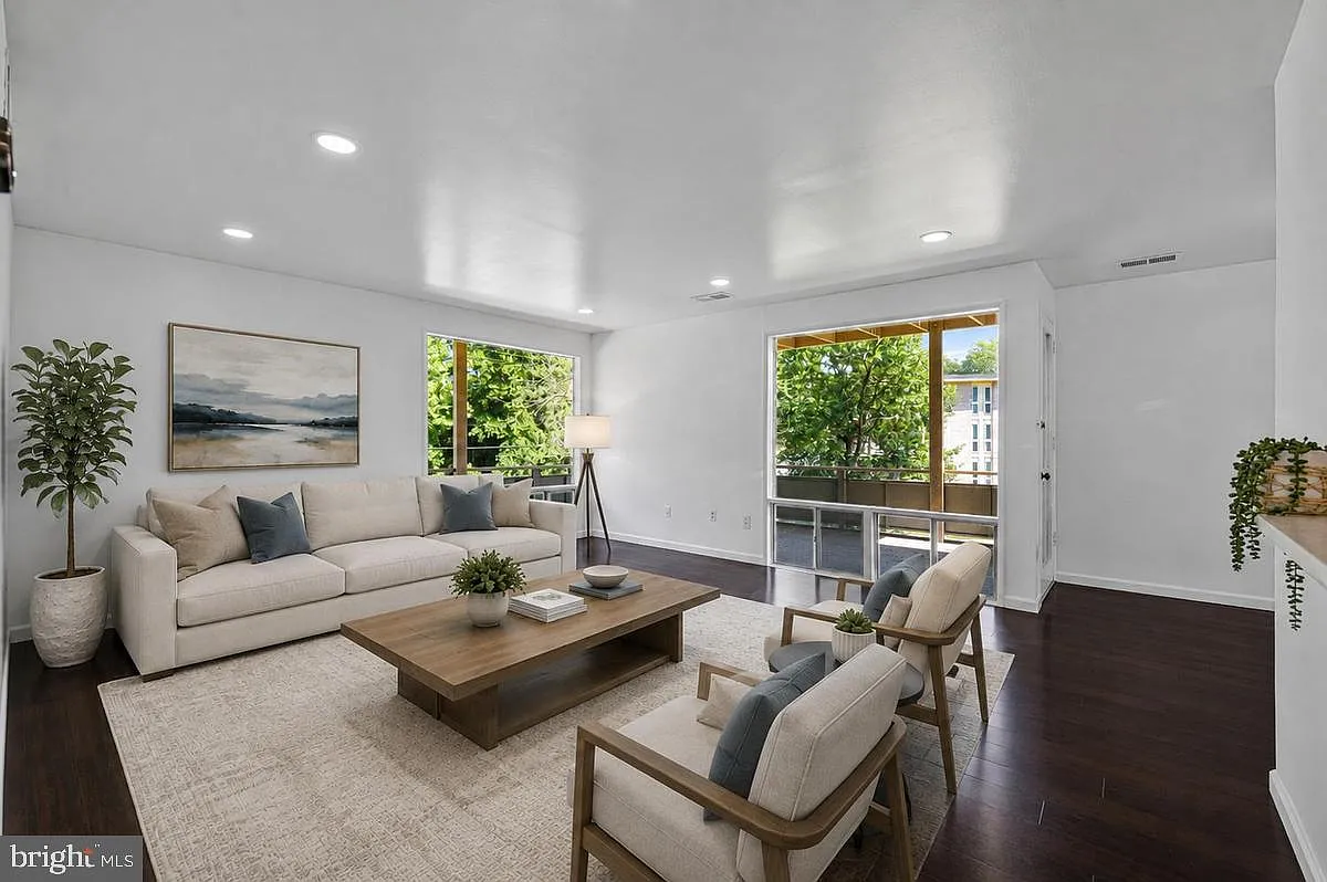 2 bed, 1.0 bath, 884 sqft, $1,900 — Photo 1