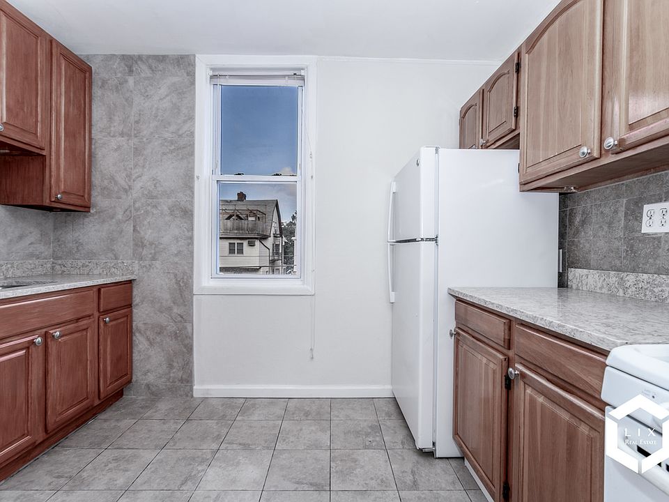 1st image of 651 E 7th St #2