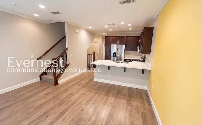 3 bed, 3.0 bath, 1317 sqft, $3,600 — Photo 4
