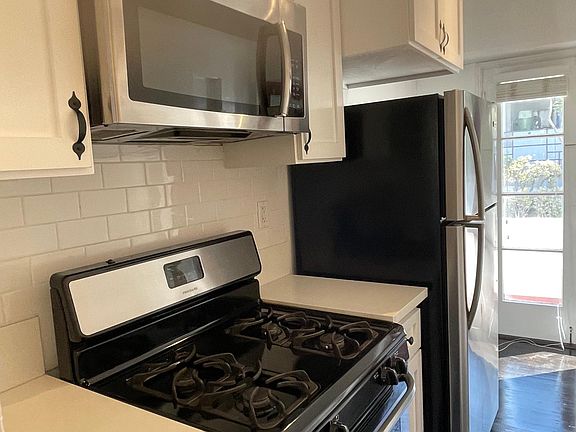 5th image of 2355 Cove Ave APT 301