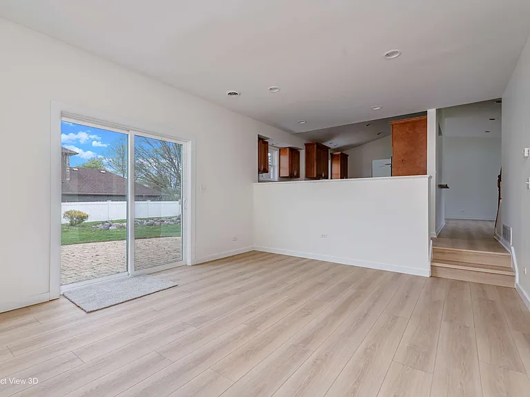 900 Ashford Ln — Photo 9