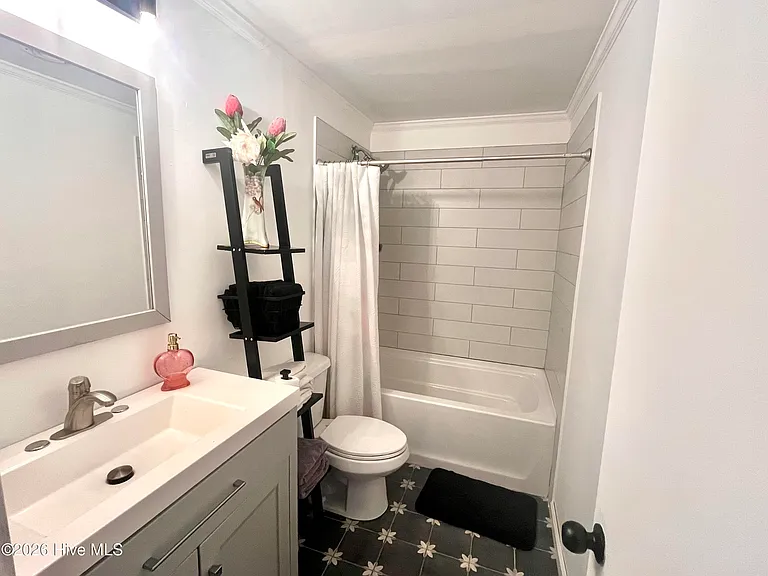 1409 Wooster St — Photo 16