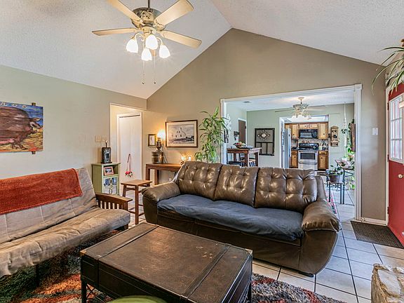 4th image of 302 S Mount Rushmore Dr