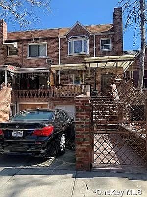 1st image of 25 E 43rd St