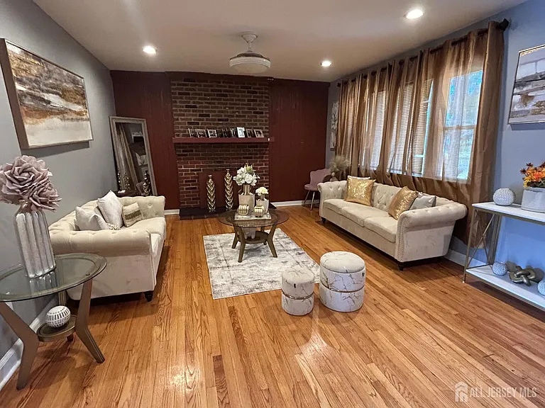 869 Gates Ave — Photo 7
