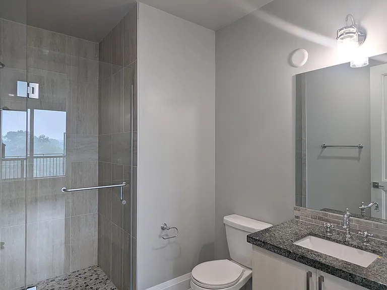 121 King St W — Photo 104