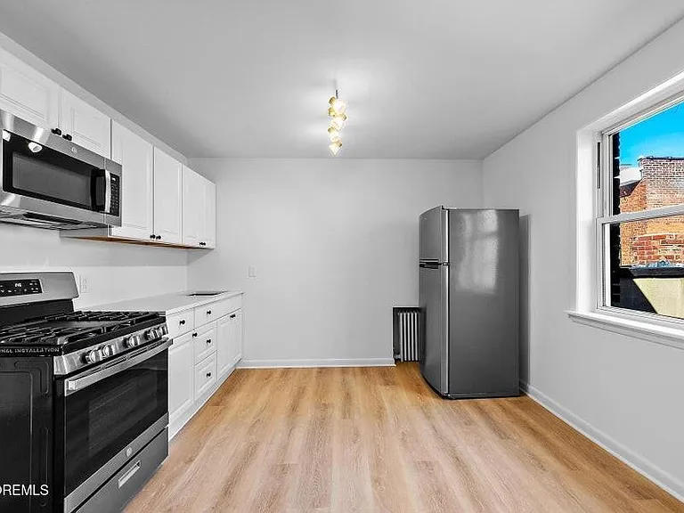 10 Monmouth St #B — Photo 9