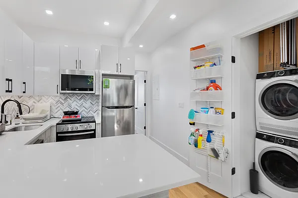 Rented by Safdie Realty Group | media 26