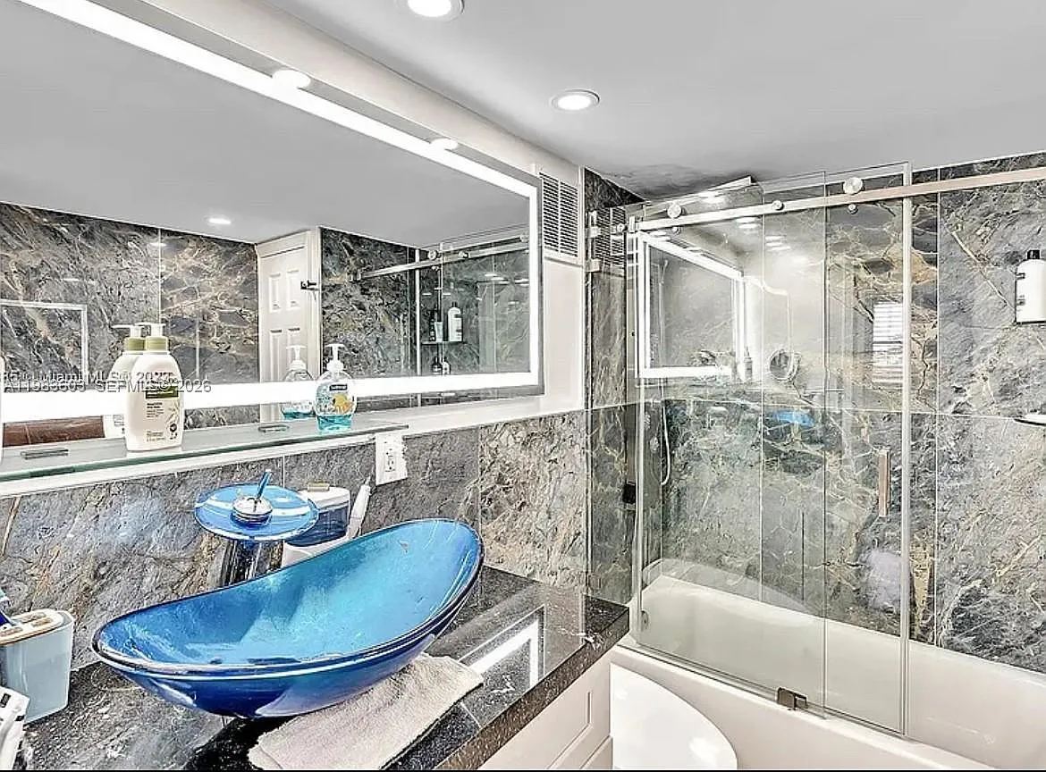 Waterside Towers Condo — Photo 2