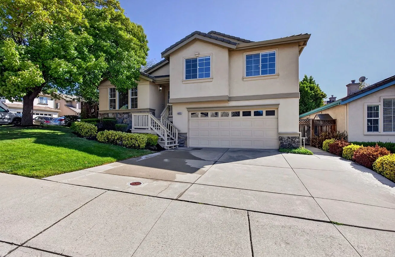 4 bed, 1996 sqft, $4,850 — Photo 1