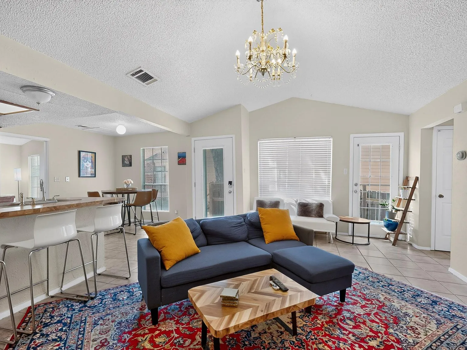 2 bed, 2.0 bath, 2168 sqft, $1,900 — Photo 4
