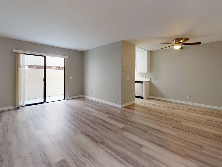 Charming Tudor-Style Apartments in Prime Sherman Oaks Location — Photo 4