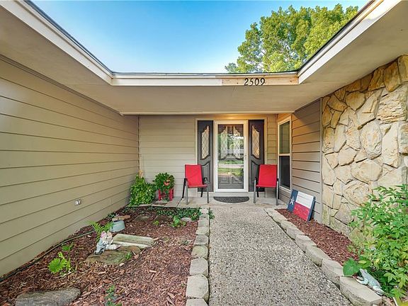 3rd image of 2509 Linda Cir