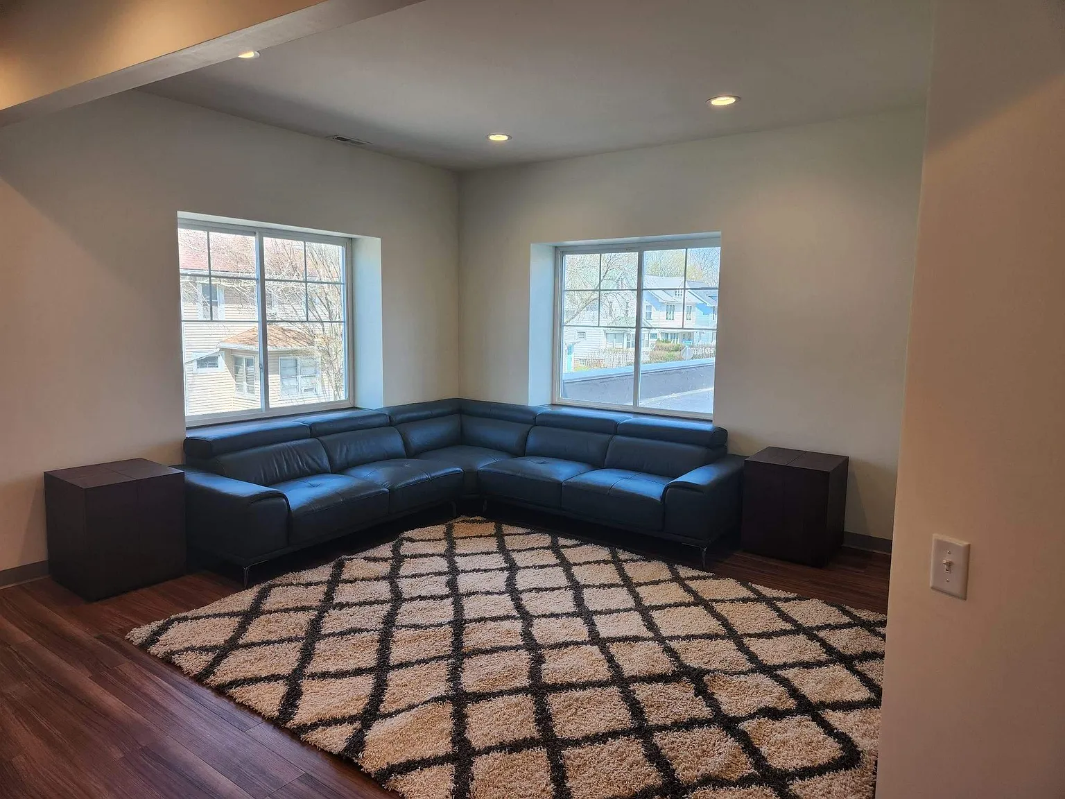 3 bed, 1.5 bath, 1194 sqft, $2,500 — Photo 2