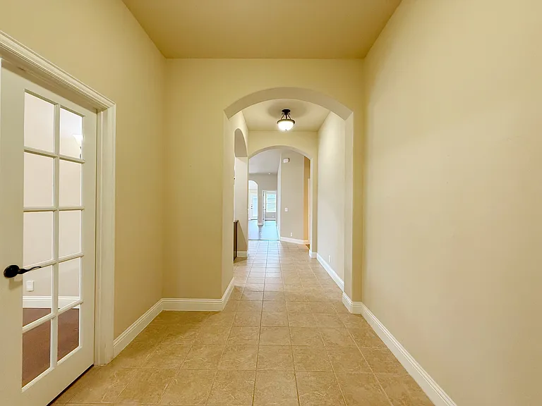 4303 Oak Bluff Dr — Photo 8