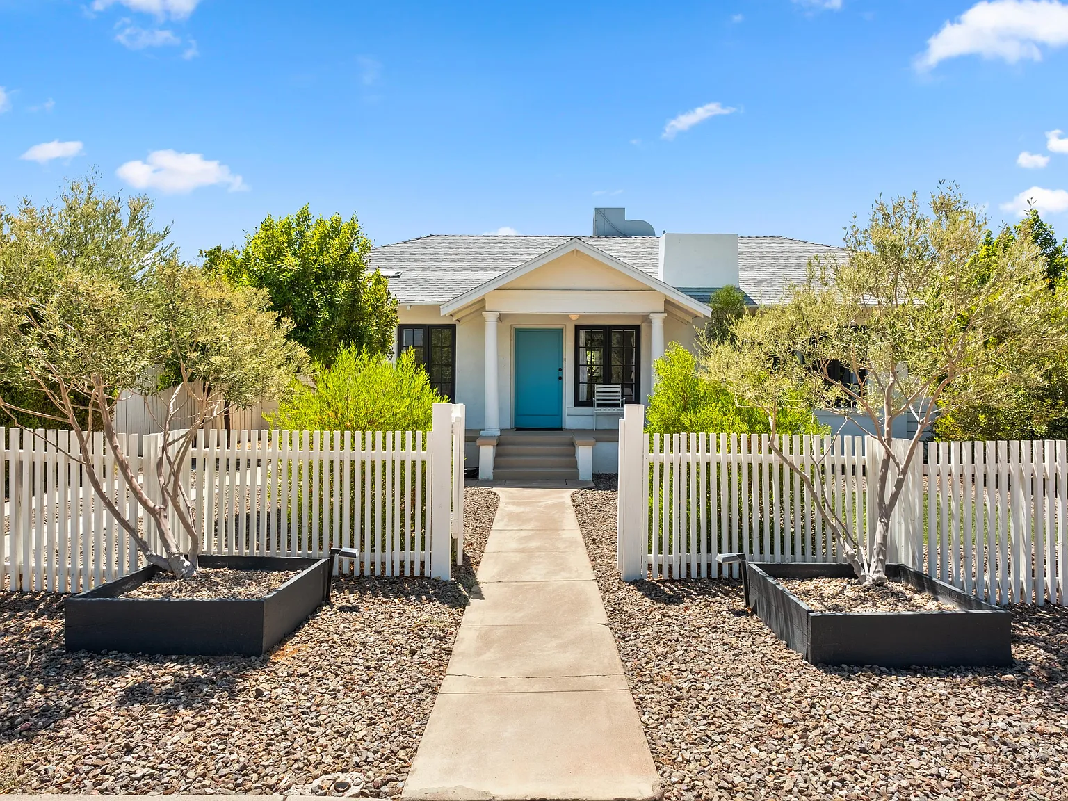905 E Coronado Rd — Photo 2
