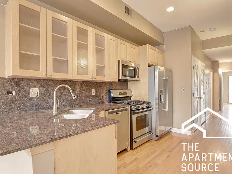 1627 W Grand Ave #1 — Photo 1