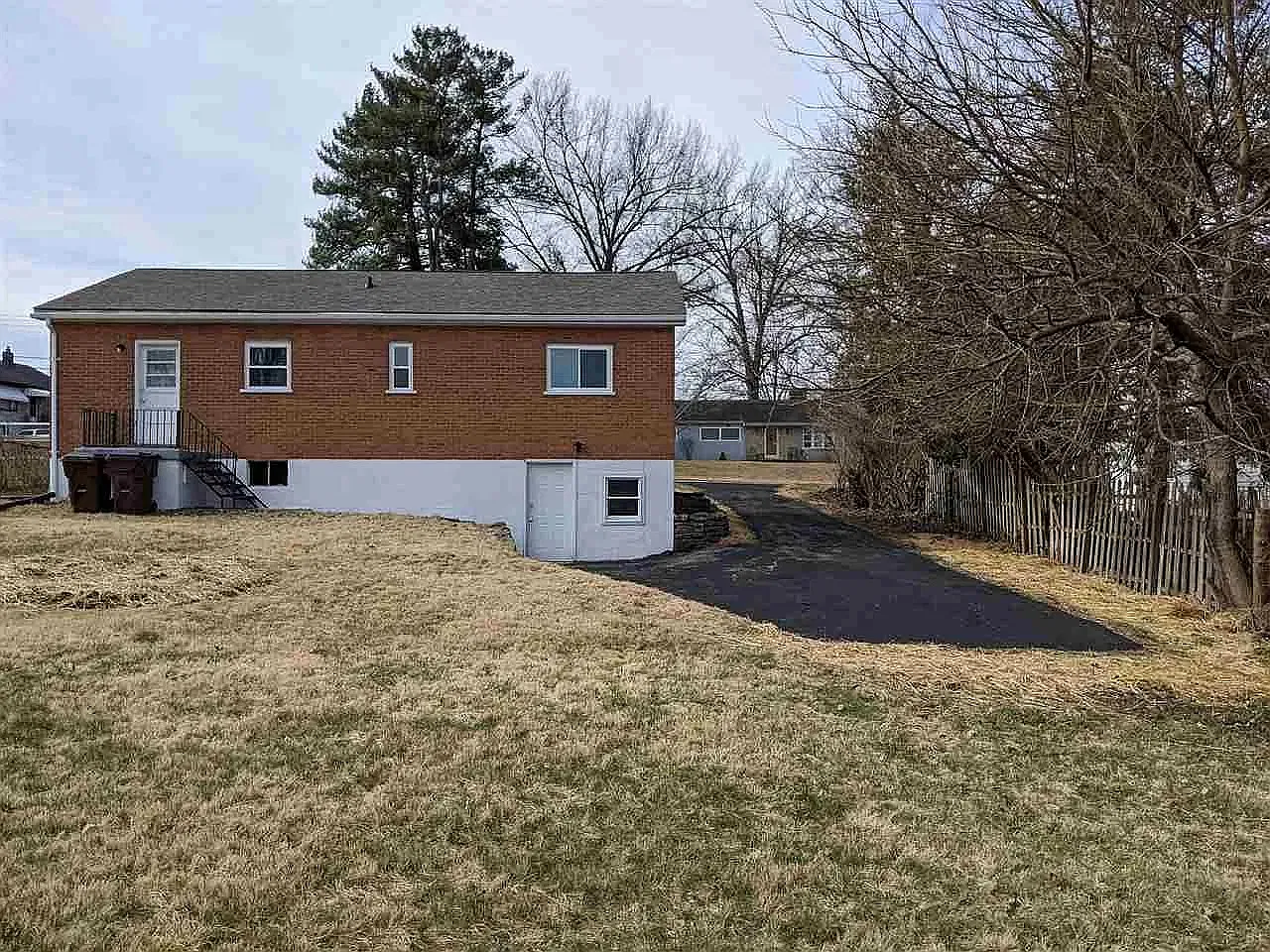 3 bed, 1.5 bath, 1107 sqft, $2,200 — Photo 2