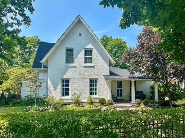 32 Walnut St, Chagrin Falls, OH 44022