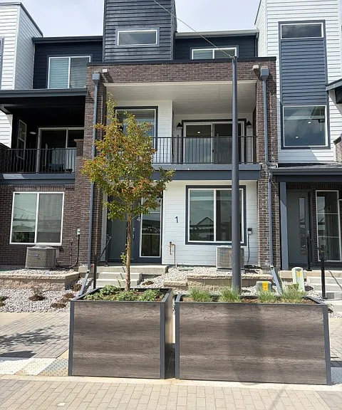1626 Park Ln — Photo 3