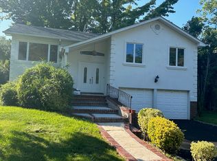 12 Radcliff Dr, Great Neck, NY 11024