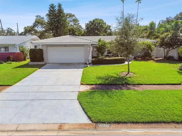10221 Imperial Point Dr E, Largo, FL 33774