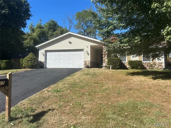 15 Las Olas Dr, Belleville, IL 62221