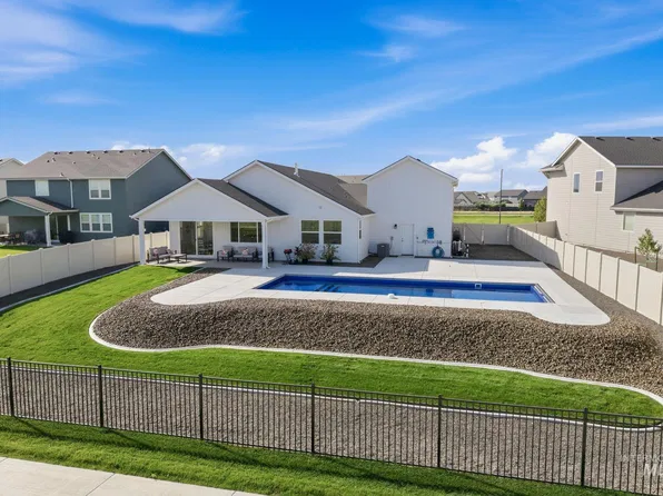 5480 E Bridal Veil Falls Dr, Nampa, ID 83686