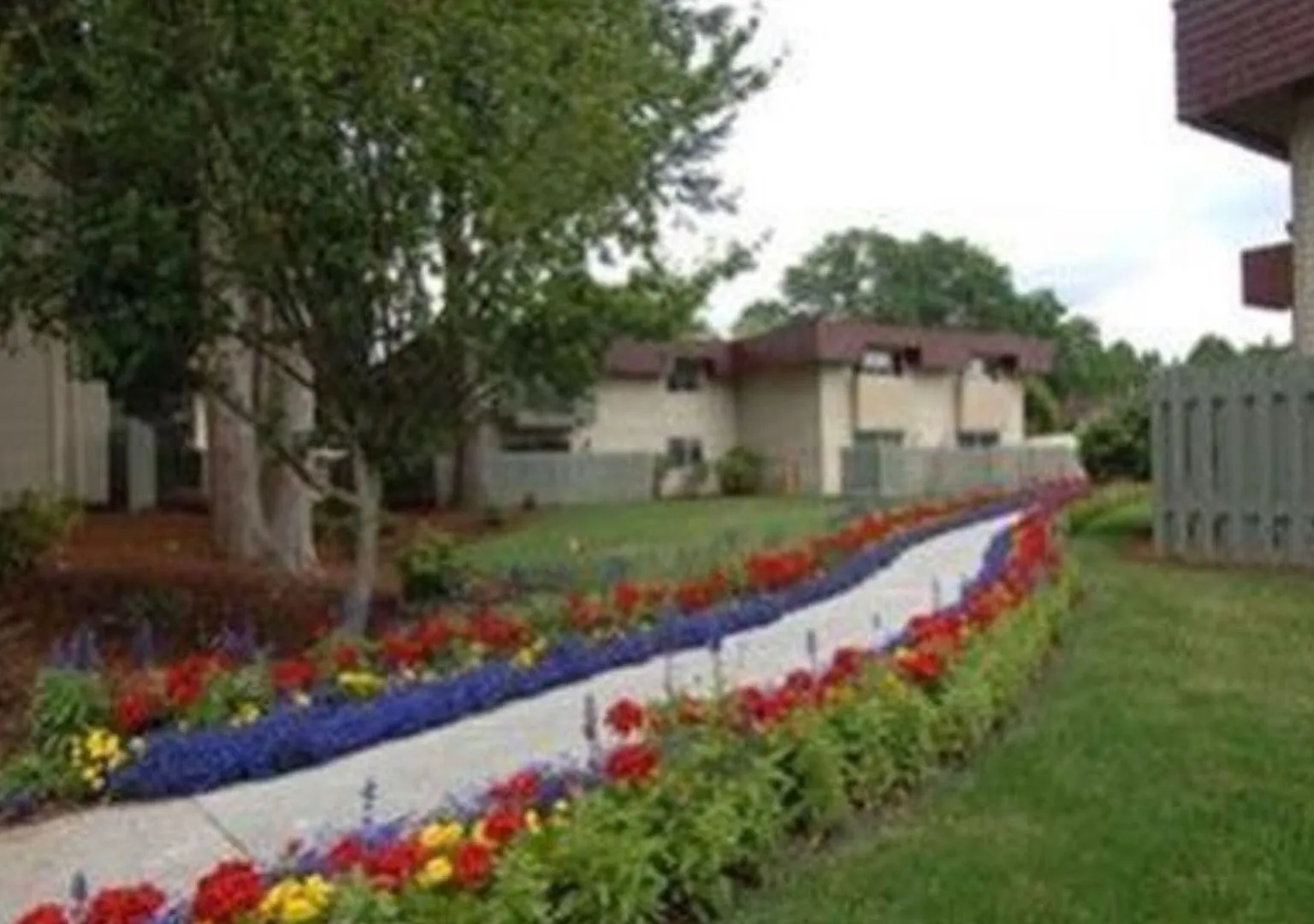 Quiet ground floor unit with access to large grassy area — Photo 3