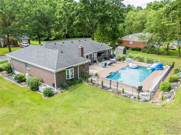 10829 Forest Path Dr, Saint Louis, MO 63128