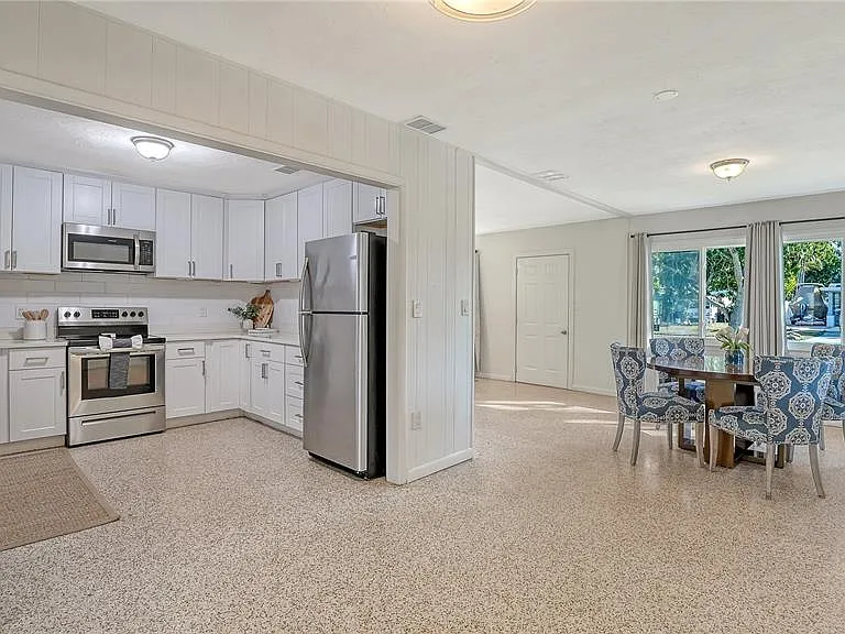 209 Briggs Ct — Photo 8