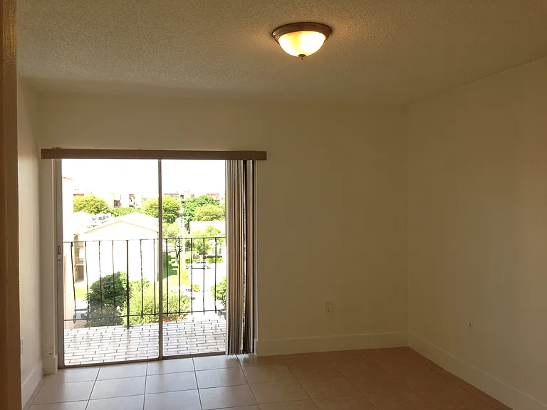 1950 W 54th St #412 — Photo 9