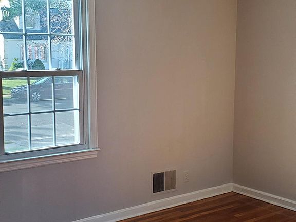 3rd image of 125 Manor Pkwy #1