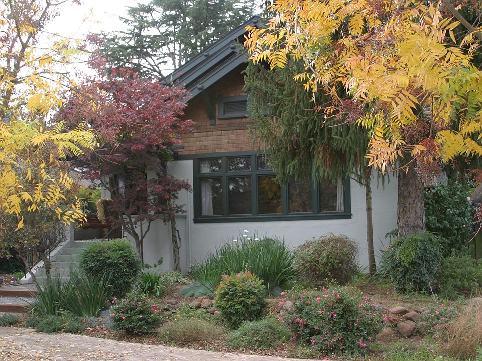 580 Orange Ave is in Old Los Altos, just steps away from Lincoln Park, Shoup Park, and downtown Los Altos