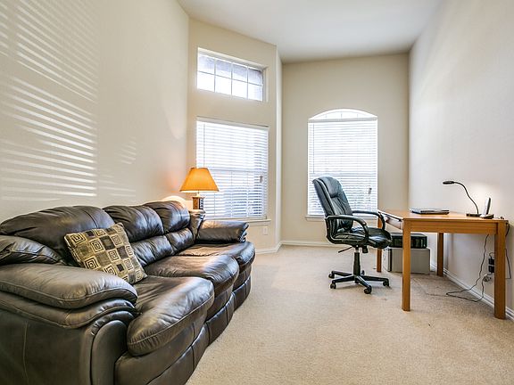 4th image of 4509 Carlton Dr