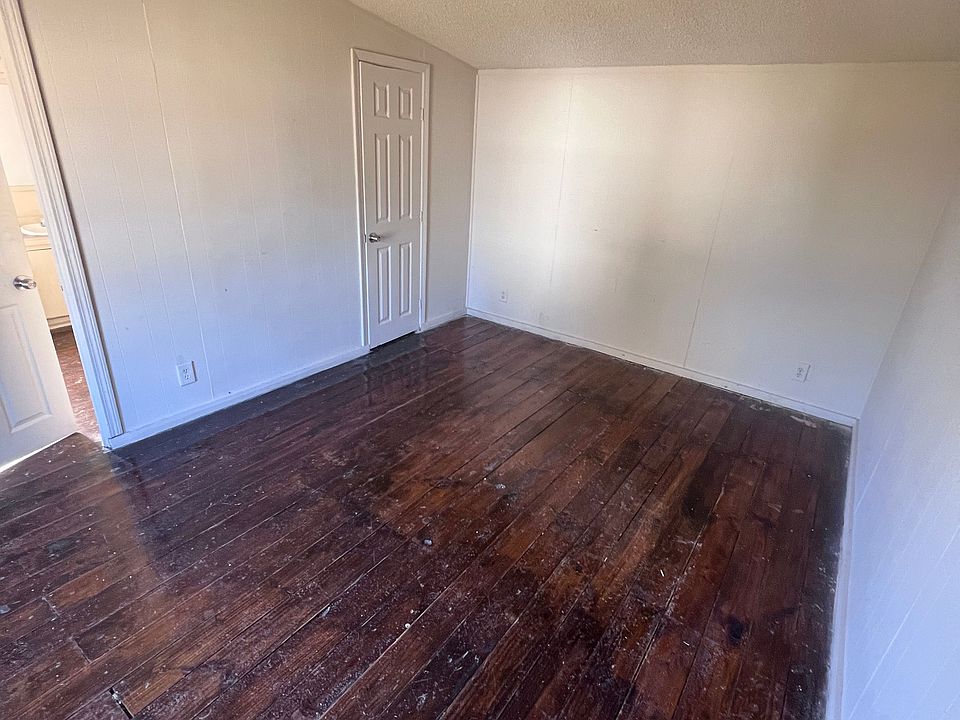 2nd image of 121 Willow St