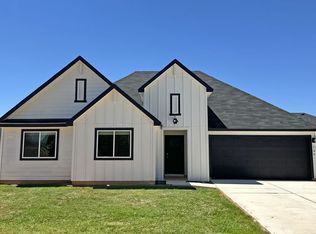 704 Grace Ln, Fredericksburg, TX 78624