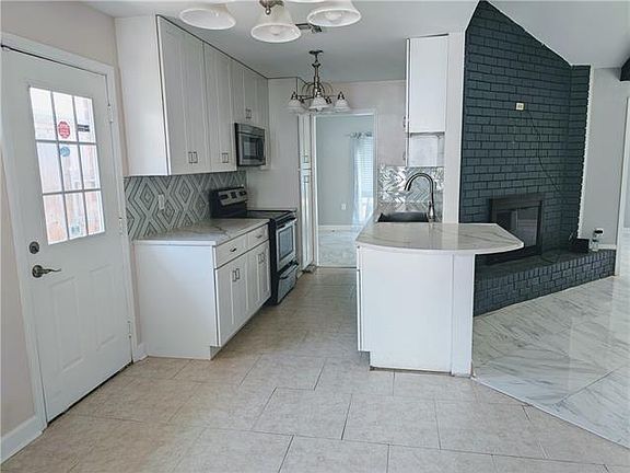 4th image of 2325 Yorktowne Dr