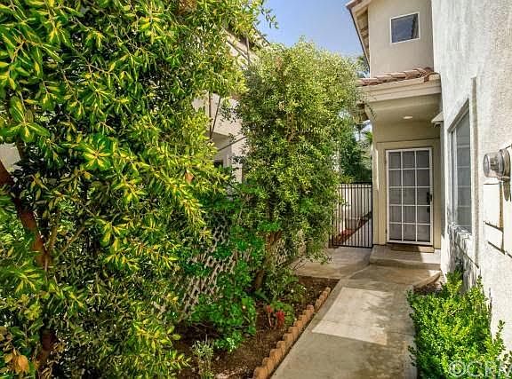 3rd image of 939 S Lone Pine Ln