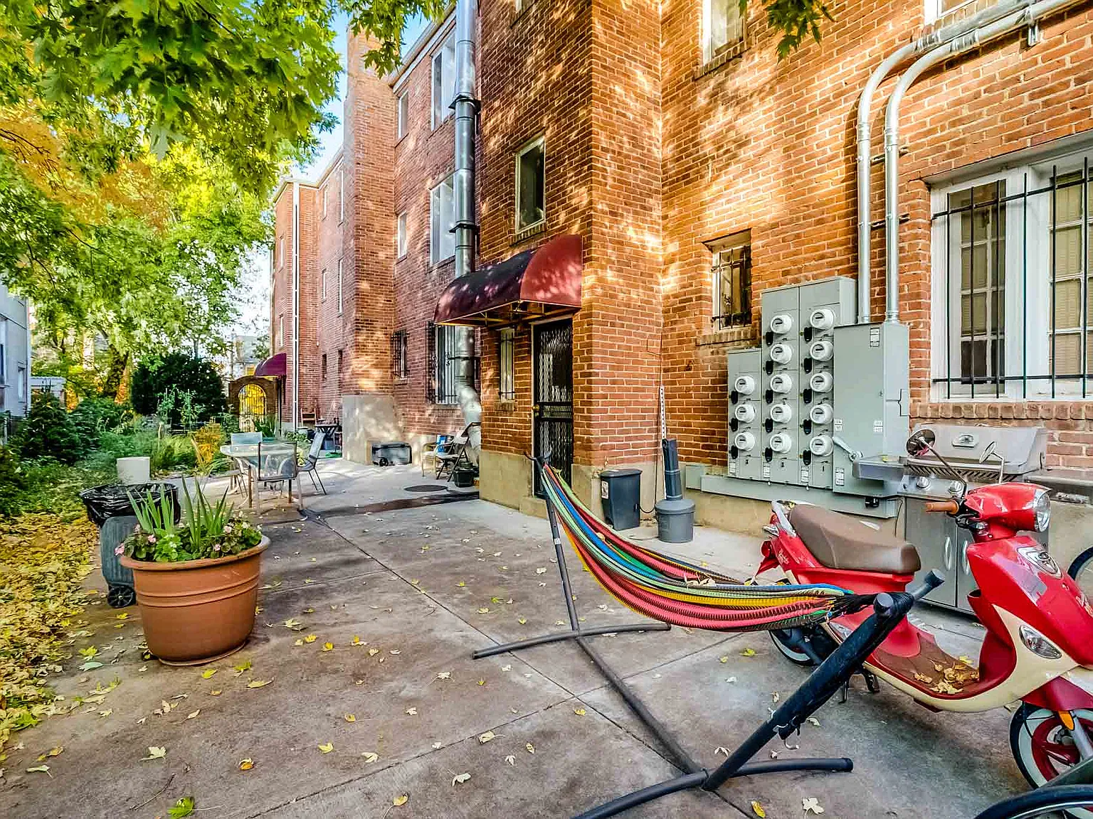 Claridge Apartments — Photo 4