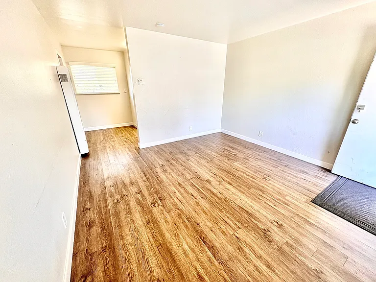 655 Mariposa Ave #9 — Photo 5