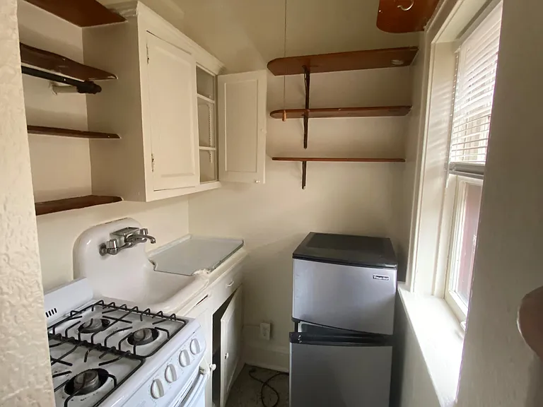 1447 N Franklin Pl — Photo 2