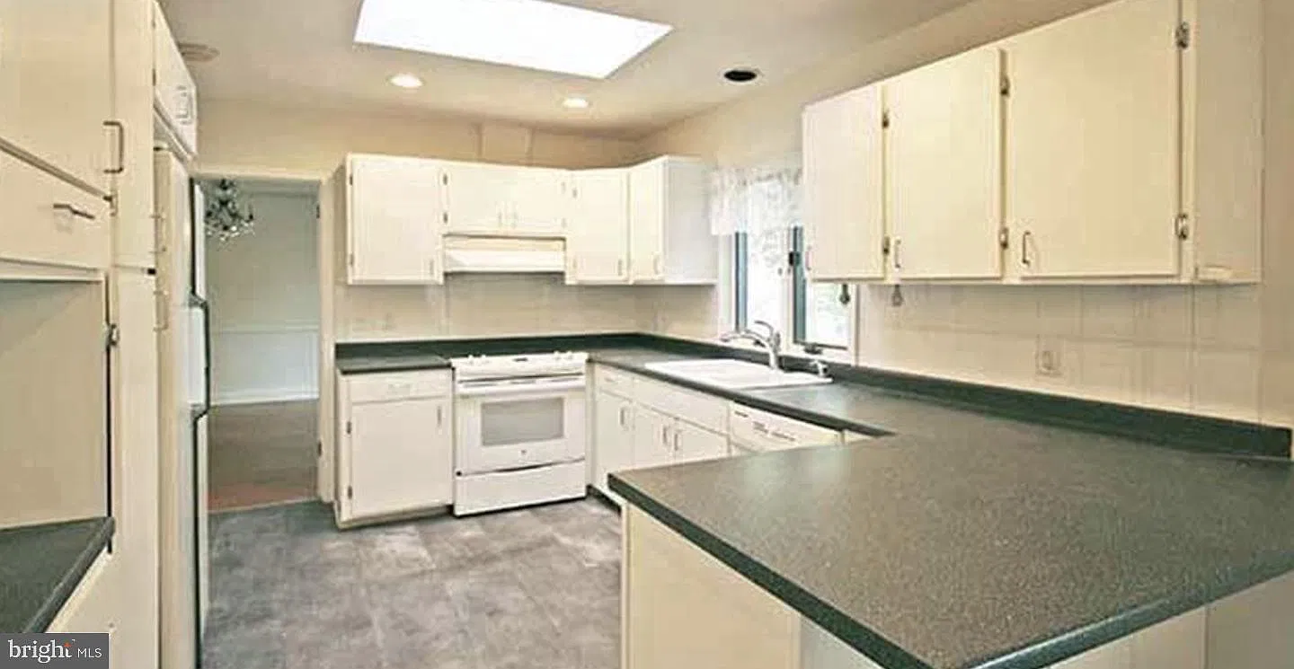3 bed, 3.0 bath, 2446 sqft, $5,600 — Photo 4