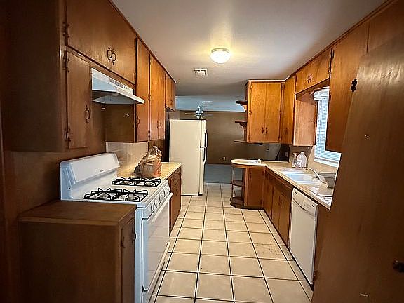 Kitchen, maple cabinets