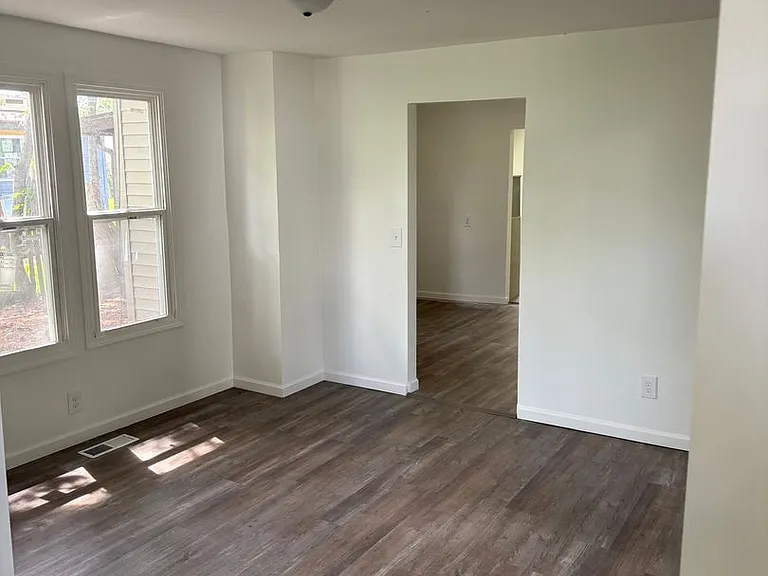 1052 N John St — Photo 3