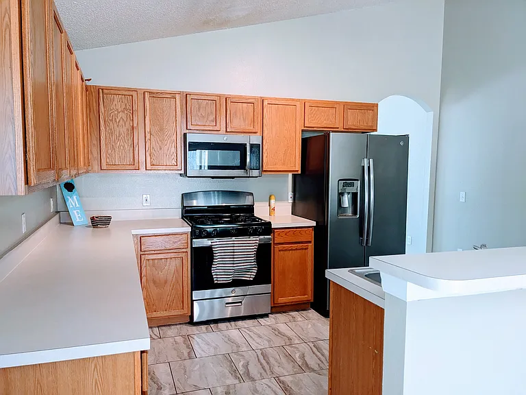 246 Queen Mary Dr — Photo 6