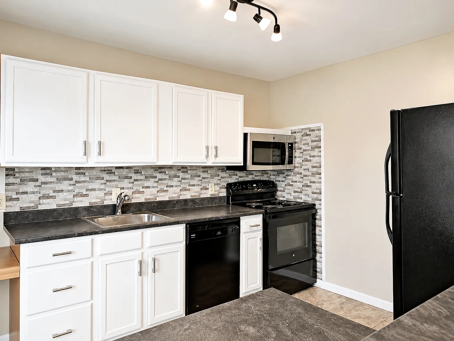 Dog-Friendly Villas at Southern Ridge Apartment With Community Amenities — Photo 4